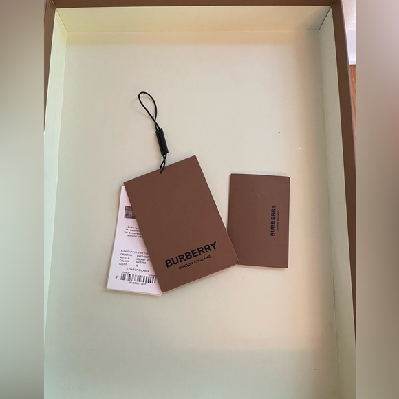 NWT BURBERRY Arthur Low Top Sneakers
Size: EU 38/ US 8 - Picture 9 of 12